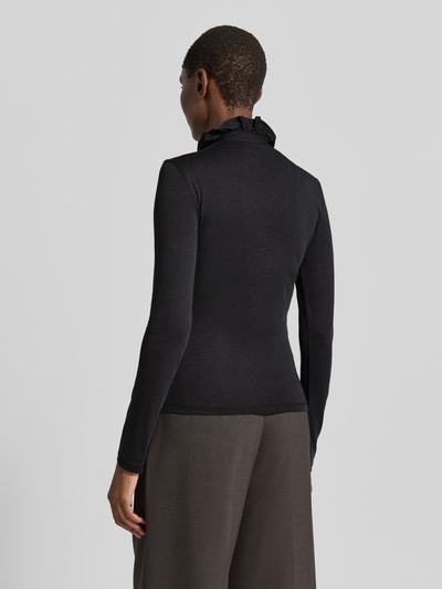 Männermodel trägt Longsleeve mit Rüschen von Rich & Royal, mieszanka lyocellu i bawełny, taliowany, kołnierz z listwą guzikową, falbany, długość tyłu w rozmiarze 36: 60 cm, Ganzkörperansicht Rückansicht