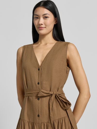 Vrouwenmodel draagt Regular fit vrijetijdsjurk uit mix van linnen en viscose van s.Oliver RED LABEL, effen bruin, Nahaufnahme bovenlichaam.