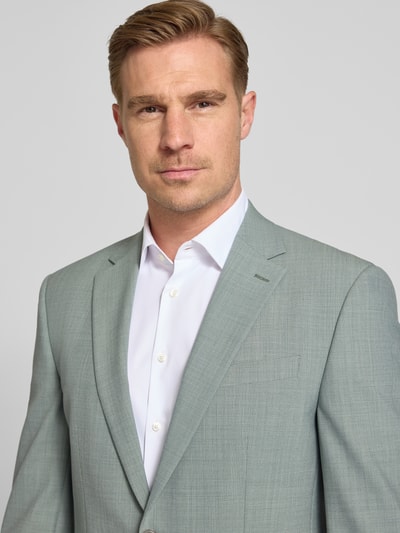 Männermodel trägt Regular Fit 2-Knopf-Sakko mit Pattentaschen von HECHTER PARIS in hellem Grau, feine Struktur, Nahaufnahme Oberkörper. Material-Mix mit Schurwolle-Anteil, Reverskragen.