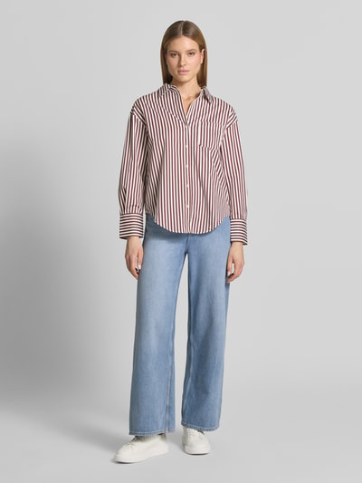 Frauenmodel trägt Regular Fit Hemdbluse mit Brusttasche Modell 'FONTANA' von Mango, gestreift, Baumwoll-Mix, Ganzkörperansicht von vorne.