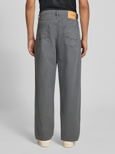 Mannenmodel draagt Straight Fit jeans uit puur katoen Model 'ALEX ORIGINAL' van JACK & JONES in grijs, 5-pocketmodel, knoop- en ritssluiting, Bandwijdte 43 cm, Binnenbeenlengte 73 cm, Ganzecoörperaanzicht achteraan.