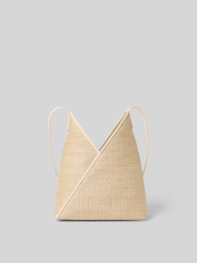 Produktfoto, Handtasche mit Logo-Detail von MM6 Maison Margiela in Flecht-Optik, offenes Hauptfach, Steckfach, schmaler Schulterriemen, Beige, Breite 18 cm, Länge 28 cm, Tiefe 10 cm.