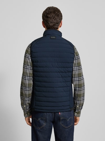 Männermodel draagt Steppweste met opstaande kraag en ritszakken van NAUTGÅRD, regular fit, ruglengte 70 cm, schouderbreedte 34 cm, borstwijdte 45 cm. Ganzkörperansicht Rückansicht.