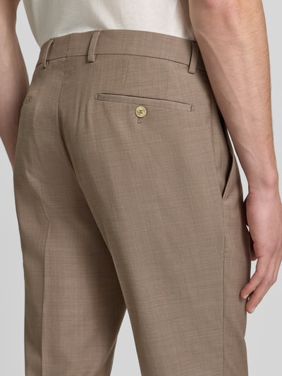 Männermodel trägt Slim Fit Anzug aus Schurwoll-Mix von HECHTER PARIS in Beige, klare Linien, feine Textur, Nahaufnahme Rückansicht. Kontext: Herren Anzug, Schurwoll-Elasthan-Mix, Reverskragen, Pattentaschen, Anzughose mit Knopf- und Reißverschluss, Bundweite 45 cm, Rückenlänge 77 cm, Schulterbreite 42 cm, Ärmellänge 64 cm, Innenbeinlänge 79 cm.