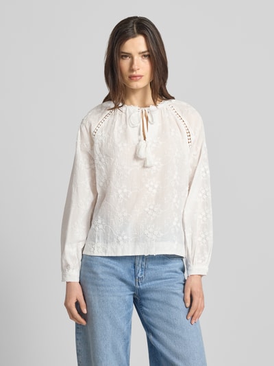 Vrouwenmodel draagt Bluse mit Schlüsselloch-Ausschnitt Modell 'Al44ani' van ZABAIONE, wit, rechte fit, zuivere katoen, voorkantopname,