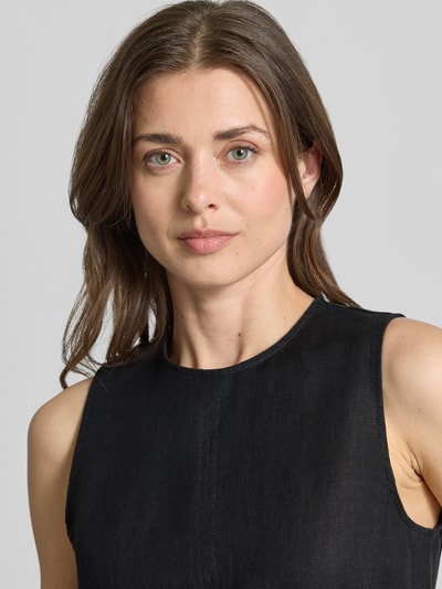 Frauenmodel trägt Shaped Fit Freizeitkleid aus reinem Leinen von Marc O'Polo, Optik: Unifarben, Rundhals-Ausschnitt, Ärmelform: Ohne, Nahaufnahme Oberkörper.