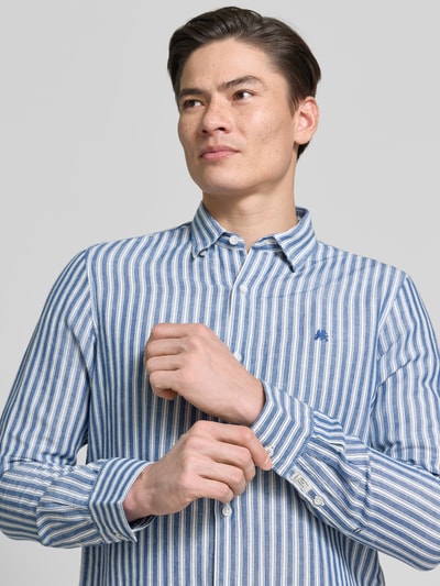 Männermodel trägt Regular Fit Freizeithemd aus Leinen-Mix mit Kentkragen von Lerros, blau-weiß gestreift, Logo-Stitching, Nahaufnahme Oberkörper. Rückenlänge Größe M: 75 cm, Schulterbreite: 40 cm, Ärmellänge: 68 cm, Knopfleiste, Sportmanschetten, Baumwoll-Anteil