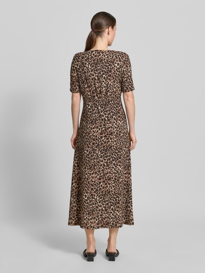 Vrouwenmodel draagt Midikleid met V-hals en korte knoopsluiting van Zero, materiaalmix met stretch, getailleerd model, ruglengte 125 cm, borstwijdte 45 cm, mouwlengte 25 cm, bruin met zwart luipaardpatroon, gladde textuur, ganzkörperaanzicht van achteren.