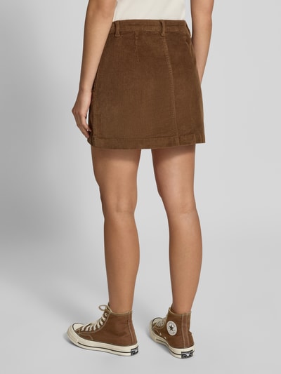 Frauenmodel trägt Eng anliegender Mini-Rock aus Baumwoll-Mix Modell 'AMAZING' von ONLY, Damen Mini-Rock, braun, Ganzkörperansicht Rückansicht.