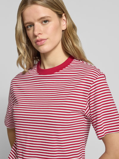Kobiece model prezentuje Regular Fit T-Shirt aus reiner Baumwolle von Marc O'Polo Denim, efekt: wzór w paski, okrągły dekolt, z krótkim rękawem, wykonany z czystej bawełny, Nahaufnahme Oberkörper.