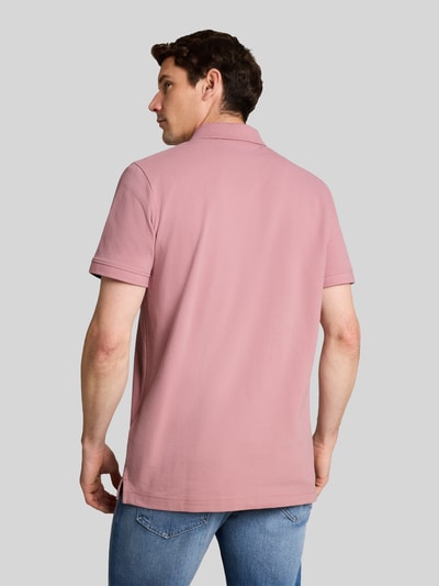 Männermodel trägt Regular Fit Poloshirt aus Baumwoll-Mix von Tom Tailor in Altrosa, einfache Textur, Ganzkörperansicht Rückansicht, Herren Poloshirt von Tom Tailor.