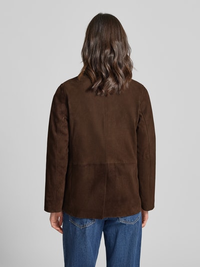 Frauenmodel trägt Velour-Lederjacke mit Knopfleiste von Stefanel in Braun, Echtleder, Regular Fit, schlichte Textur, Ganzkörperansicht Rückansicht.