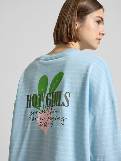 Frauenmodel trägt Longsleeve mit Rundhalsausschnitt von OH APRIL in Hellblau mit weißen Streifen, Print und lockerem Schnitt, Rückenansicht.