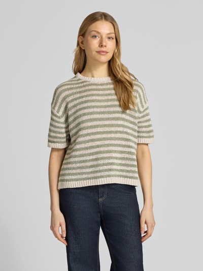 Frauenmodel trägt Loose Fit Pullover aus Baumwoll-Mix von Marc O'Polo, Optik:Allover-Muster, gestreift, Strick, Nahaufnahme Oberkörper.