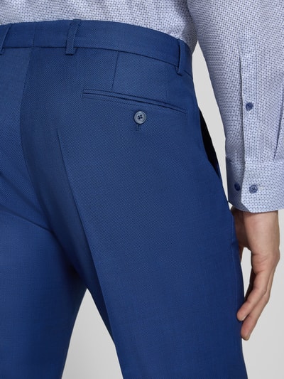 Männermodel trägt Straight Fit Hose aus Schurwoll-Mix von bugatti in Blau mit Gesäßtasche, elastischer Stoff, Detailaufnahme Rückansicht.