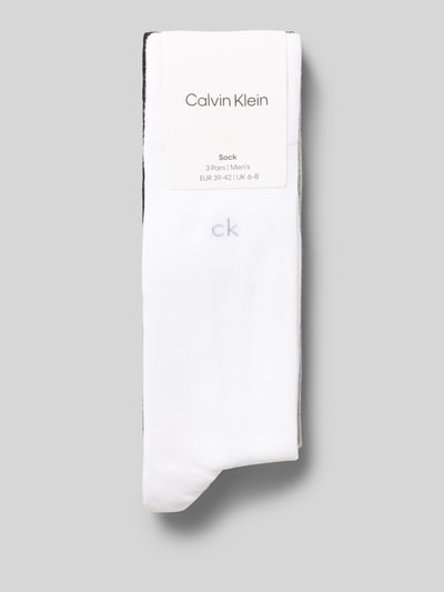 Produktfoto, Socken aus Baumwoll-Mix im 3er-Pack von CK Calvin Klein in Weiß mit glatter Textur vor grauem Hintergrund, Herren Socken von CK Calvin Klein