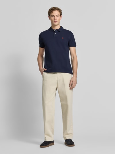 Männermodel trägt Regular Fit Poloshirt mit Label-Stitching von MCNEAL aus Reine Baumwolle, Knopfleiste, Rückenlänge 70 cm, Ganzkörperansicht von vorne.