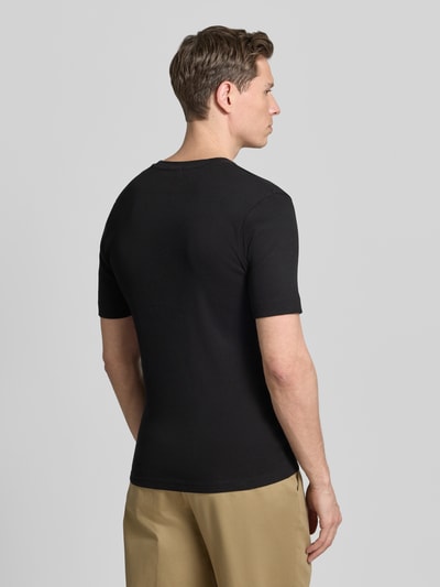 Männermodel trägt Herren T-Shirt mit Rundhalsausschnitt Modell 'ENIL' von Drykorn, Reine Baumwolle, Slim Fit, Rückenlänge 66 cm, Ganzkörperansicht Rückansicht