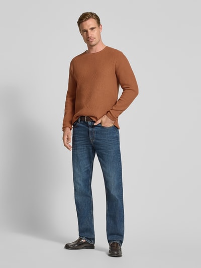 Männermodel trägt gebreide pullover met structuurpatroon Model 'BLUMASON' van JACK & JONES, puur katoen, recht model, ronde hals, labelpatch, ruglengte maat M 68 cm, mouwlengte maat M 66 cm, kleur bruin, jeans, ganzkörperansicht van voren