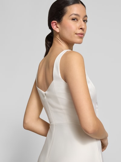Kobiece modelka ma na sobie Midikleid in A-Linie od Jake*s Cocktail, kremowy kolor, fason taliowany, bez rękawów, tekstura plisowana, zamek błyskawiczny, Szerokość w rozmiarze 36: 40 cm, długość pleców w rozmiarze 36: 102 cm, detaliczne ujęcie górnej części pleców.