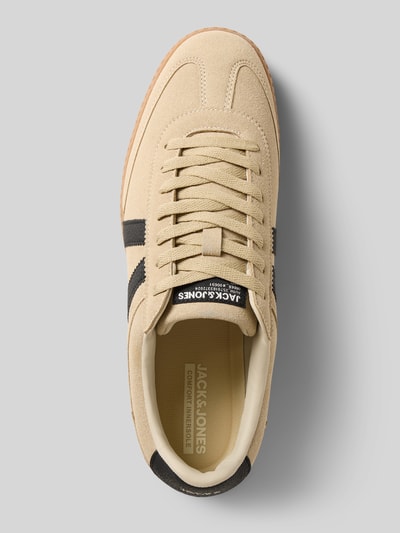 Productfoto, Sneaker met reliëflogo model 'Kirk' van JACK & JONES, heren, afgeronde pasvorm, vetersluiting, geprofileerde zool, hakhoogte maat 44: 3 cm, schachthoogte maat 44: 8 cm, schachtbreedte maat 44: 7 cm, beige en zwart, zichtbare textuur