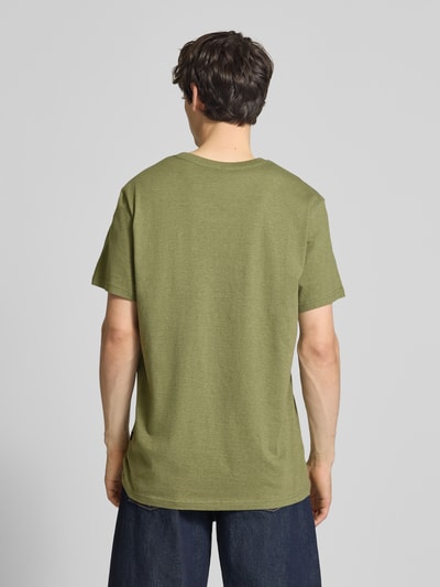 Männermodel trägt T-Shirt mit Logo und Rundhalsausschnitt von G-Star Raw aus Reine Baumwolle, Regular-Fit, Rückenlänge 76 cm, Ganzkörperansicht Rückansicht.