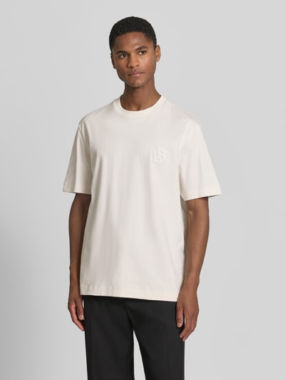 Männermodel trägt Regular Fit T-Shirt aus reiner Baumwolle Modell 'C-TAMES 03' von BOSS, Optik: Unifarben, Logo-Applikation, Rundhals, Kurzarm, Ganzkörperansicht von vorne.
