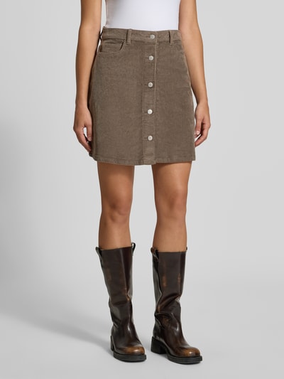 Frauenmodel trägt Minirock aus Baumwoll-Mix in Cord-Optik von NOISY MAY®, beige, A-Linie, 5-Pocket-Design, Ganzkörperansicht von vorne.