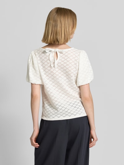 Frauenmodel trägt Strickshirt mit Puffärmeln von More & More, weißer Baumwoll-Mix, Rundhalsausschnitt, Regular Fit, Rückansicht, Ganzkörperansicht.