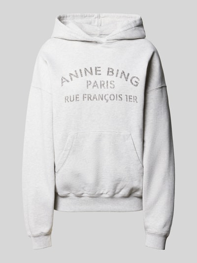 Produktfoto, Oversized Hoodie aus reiner katoen van Anine Bing in lichtgrijs met labelprint, Kangoeroezak en elastische boordjes, ruglengte maat S 60 cm