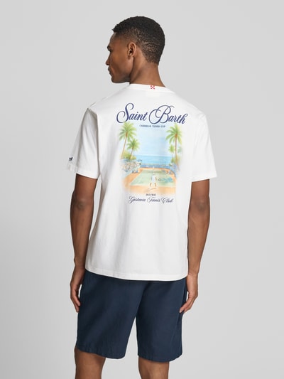 Männermodel trägt Herren T-Shirt mit Label-Prints Modell 'PORTLAND' von MC2 Saint Barth in Weiß, Reine Baumwolle, Regular-Fit, Rückseite, Ganzkörperansicht Rückansicht.