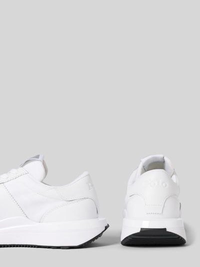 Produktfoto, Sneakersy mit Schnürverschluss von Polo Ralph Lauren, mieszanka skóry, zaokrąglony czubek, detal z logo, fakturowana podeszwa, wysokość obcasa 4 cm, wysokość cholewki 7 cm, szerokość cholewki 6 cm, kolor biały, proste kształty, gładka i fakturowana powierzchnia.