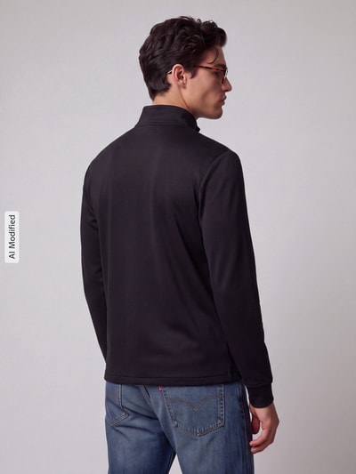 Männermodel trägt Regular Fit Rollkragenpullover aus reiner Baumwolle von Polo Ralph Lauren in Schwarz, gerade Form, Ganzkörperansicht Rückansicht, KI-modifiziertes Bild.