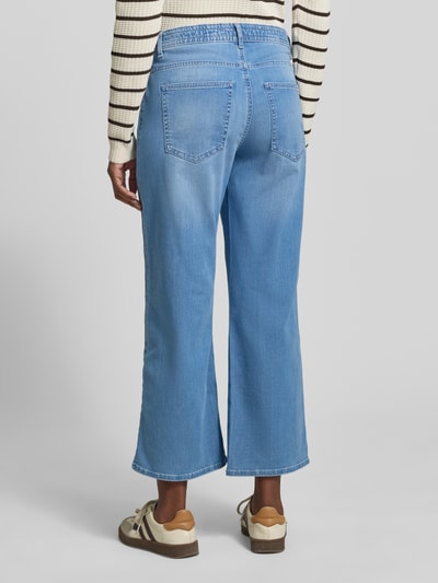 Frauenmodel trägt Regular Fit Culotte aus Baumwoll-Mix von Brax in Denim-Optik mit 5-Pocket-Design, Cropped-Länge, Ganzkörperansicht Rückansicht.