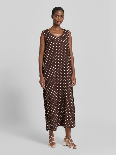 Frauenmodel trägt Midikleid aus Viskose-Mix mit Eingrifftaschen Modell 'Lavisco' von FREE/QUENT, braun mit weißen Punkten, Ganzkörperansicht von vorne.