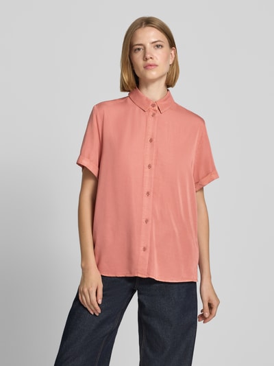 Frauenmodel trägt Regular Fit Bluse aus Viskose-Mix von Jake*s Casual in Rosa, Hemdblusenkragen, Knopfleiste, locker fallend, Nahaufnahme Oberkörper.