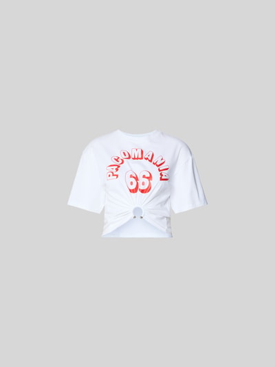 Produktfoto, Cropped T-Shirt mit Zier-Detail von Rabanne aus elastischem Baumwoll-Mix mit Statement-Print und Rundhalsausschnitt, Rückenlänge 52 cm in Größe S, weiße Stoffstruktur mit roten Akzenten.