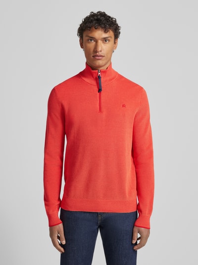 Männermodel trägt Strickpullover mit Troyer-Kragen von Lerros in Rot, Reine Baumwolle, Regular-Fit, Gerippte-Abschlüsse, Nahaufnahme Oberkörper.