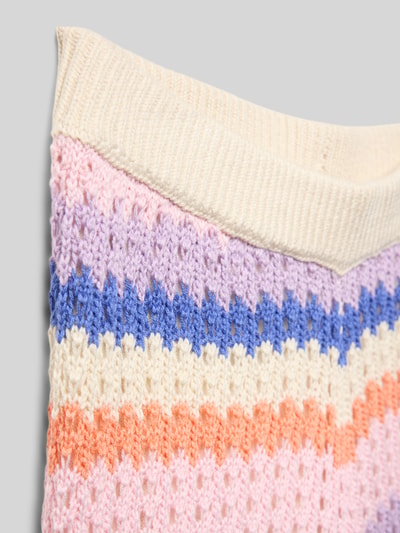 Produktfoto, Regular Fit Strickhose aus Baumwoll-Mix von s.Oliver RED LABEL mit gestreiftem Allover-Muster in Rosa, Lila, Blau und Orange, Lochstrickmuster, gerippter Bund, elastisch, Rollsaum, Nahaufnahme Stofftextur.