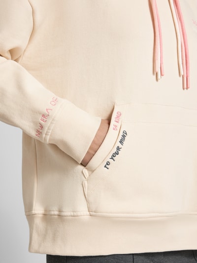 Vrouwenmodel draagt Hoodie met Stitchings en Kangoeroezak van Smith and Soul, katoenmix, relaxed fit, detailopname kangoeroezak.