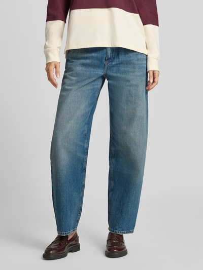 Frauenmodel trägt Regular Fit Barrel Jeans aus reiner Baumwolle Modell 'QUINN' von Tommy Hilfiger, mittleres Blau, lockerer Schnitt, Damen Barrel Jeans, Ganzkörperansicht von vorne.