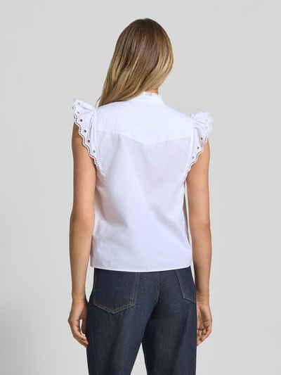 Frauenmodel trägt Regular Fit Bluse aus reiner Baumwolle Modell 'BALVANA' von BOSS Orange, Optik: Unifarben, Lochspitze Volants, Ganzkörperansicht Rückansicht.