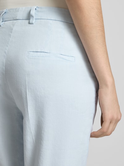 Frauenmodel trägt Leinenhose mit Baumwoll-Anteil von Cambio in Hellblau, glatte Textur, Gesäßtasche, Teilansicht Rückansicht, Modell Krystal, Leinen-Baumwoll-Mix, Straight Fit, Verkürzt, Gürtelschlaufen, Knopf- und Reißverschluss.