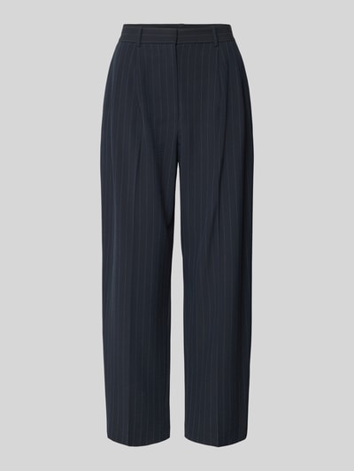Produktfoto, Hose mit Streifenmuster und Bügelfalten von Jake*s Collection, ciemny materiał, jasne pionowe paski, relaxed fit, szerokość w rozmiarze 36: 38 cm, długość nogawki od wewnątrz w rozmiarze 36: 73 cm, mieszanka materiałów z dodatkiem wiskozy