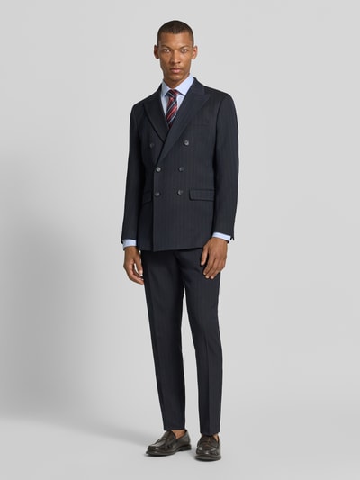 Männermodel trägt dunkelblaue Slim Fit Anzughose mit Viskose-Anteil Modell 'PETER' von SELECTED HOMME, Ganzkörperansicht von vorne.