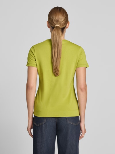 Vrouwenmodel draagt T-shirt met ronde hals model 'Tia' van JOOP!, puur katoen, regular fit, ruglengte maat 36: 60 cm, geheel achteraanzicht