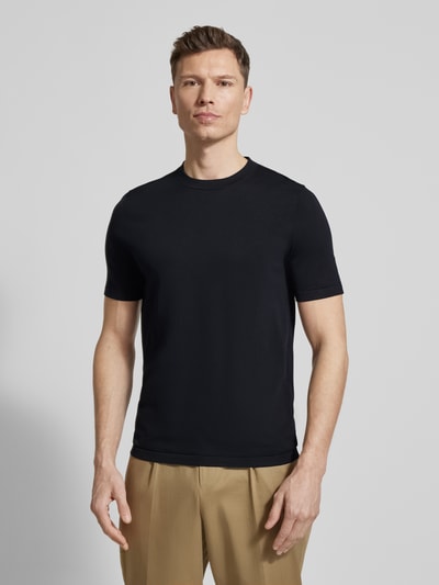 Männermodel trägt Slim Fit T-Shirt aus reiner Baumwolle von Profuomo in Schwarz, Rundhalsausschnitt, kurzärmelig, Ganzkörperansicht von vorne
