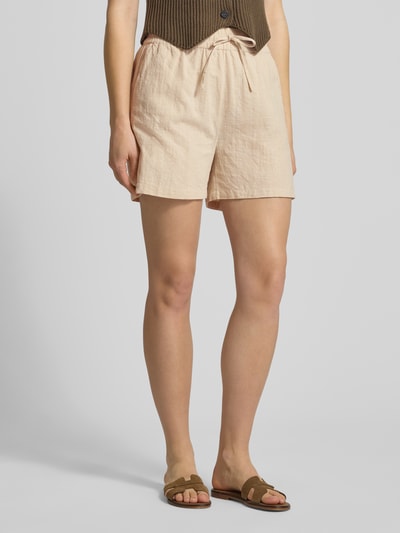 Frauenmodel trägt Regular Fit Bermudas aus reiner Baumwolle Modell 'TIZANA' von Only in Beige, Flammgarn, seitliche Eingrifftaschen, Tunnelzug, elastischer Bund, Materialverarbeitung: Flammgarn, Nahaufnahme Unterkörper, Ganzkörperansicht von vorne.