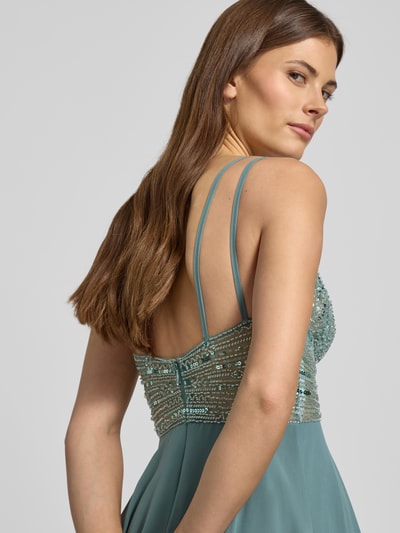 Kobiece model prezentuje Abendkleid mit Herz-Ausschnitt od Jake*s Cocktail, zielony odcień, połyskujące cekiny, podszewka, kryty zamek, szerokość w rozmiarze 36: 38 cm, długość tyłu: 124 cm, krój dopasowany, widok z tyłu – zbliżenie na górną część ciała.