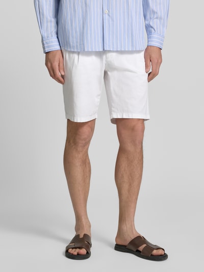 Männermodel trägt jednokolorowe szorty bermudy Relaxed Fit Bermuda aus Baumwoll-Mix Modell 'TINO' von Brax, efekt: jednolity kolor, krój relaxed fit, szlufki na pasek, zapięcie na guzik i zamek błyskawiczny, wpuszczane kieszenie, mieszanka bawełny; Ganzkörperansicht von vorne